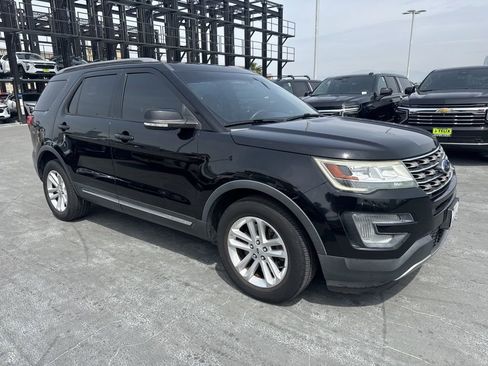 Used 2017 Ford Explorer XLT image 3