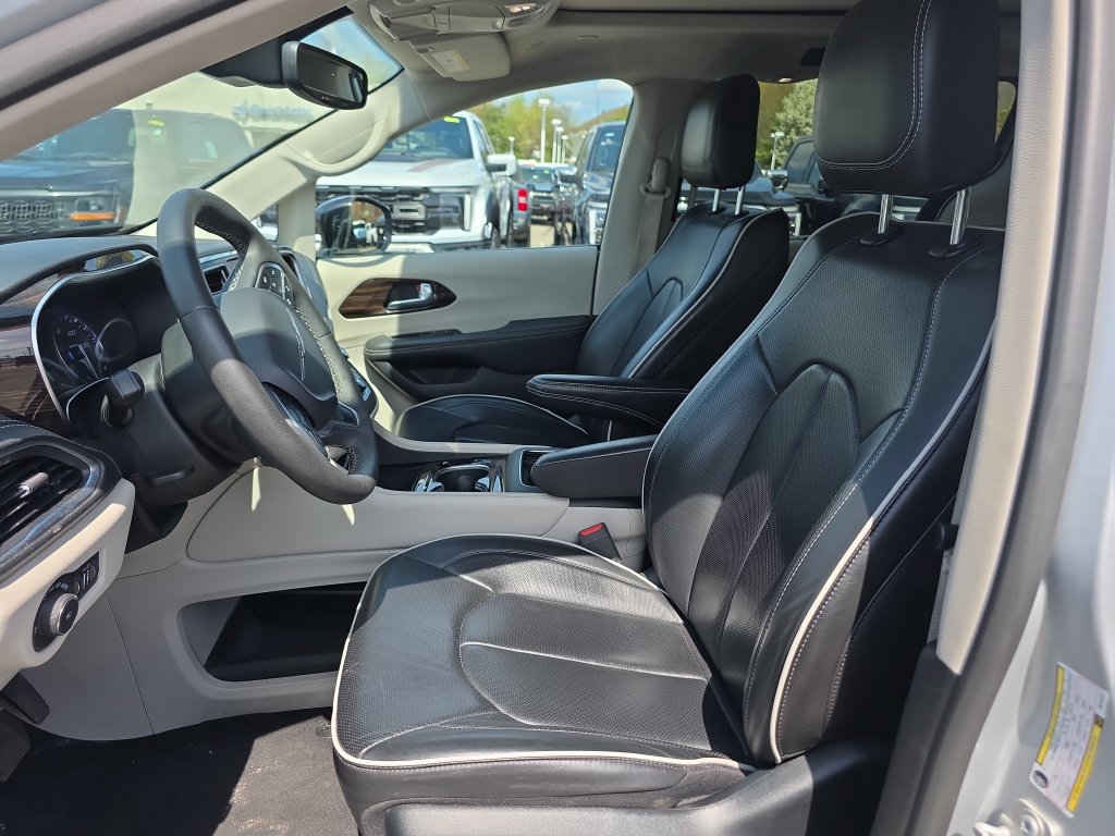 Certified 2024 Chrysler Pacifica Limited FWD image 23