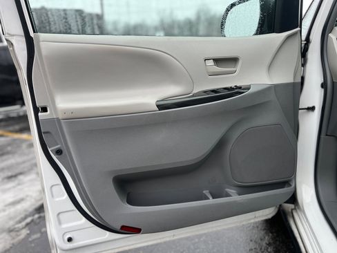 Used 2012 Toyota Sienna LE image 14