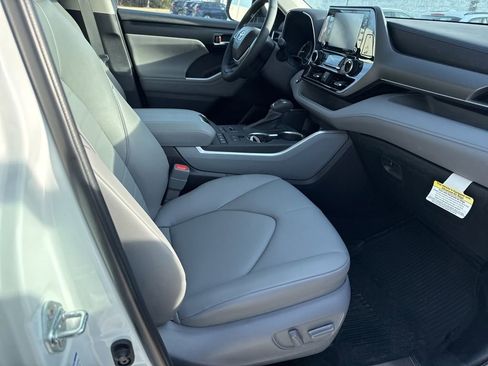 Used 2022 Toyota Highlander XLE image 16