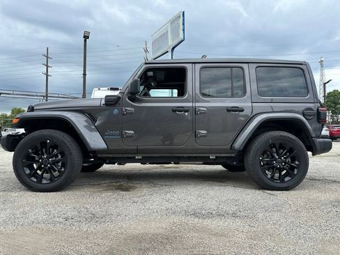 Used 2025 Jeep Wrangler Unlimited Sahara w/ Safety Group AWD/4WD image 2