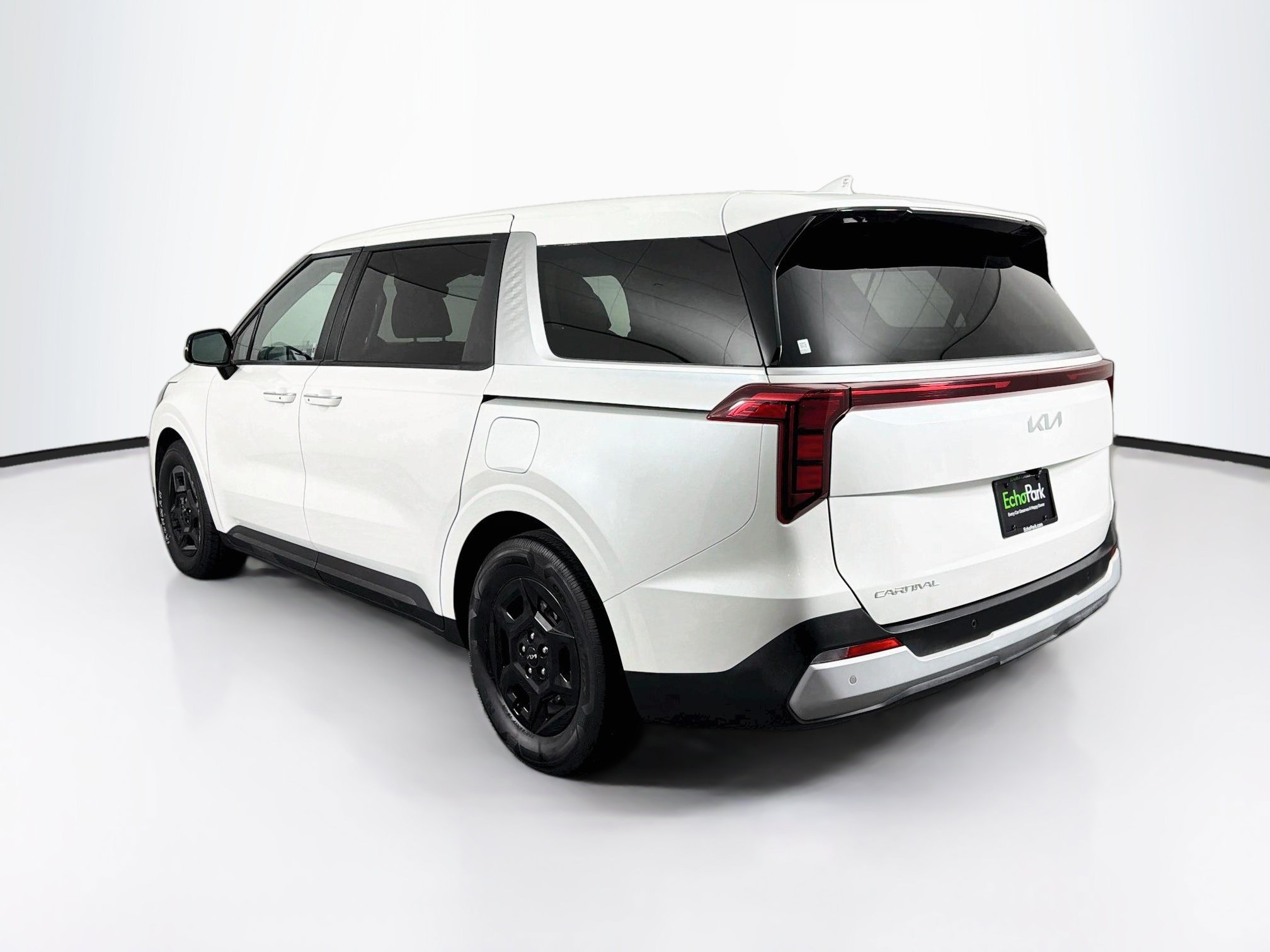 Used 2025 Kia Carnival FWD image 5