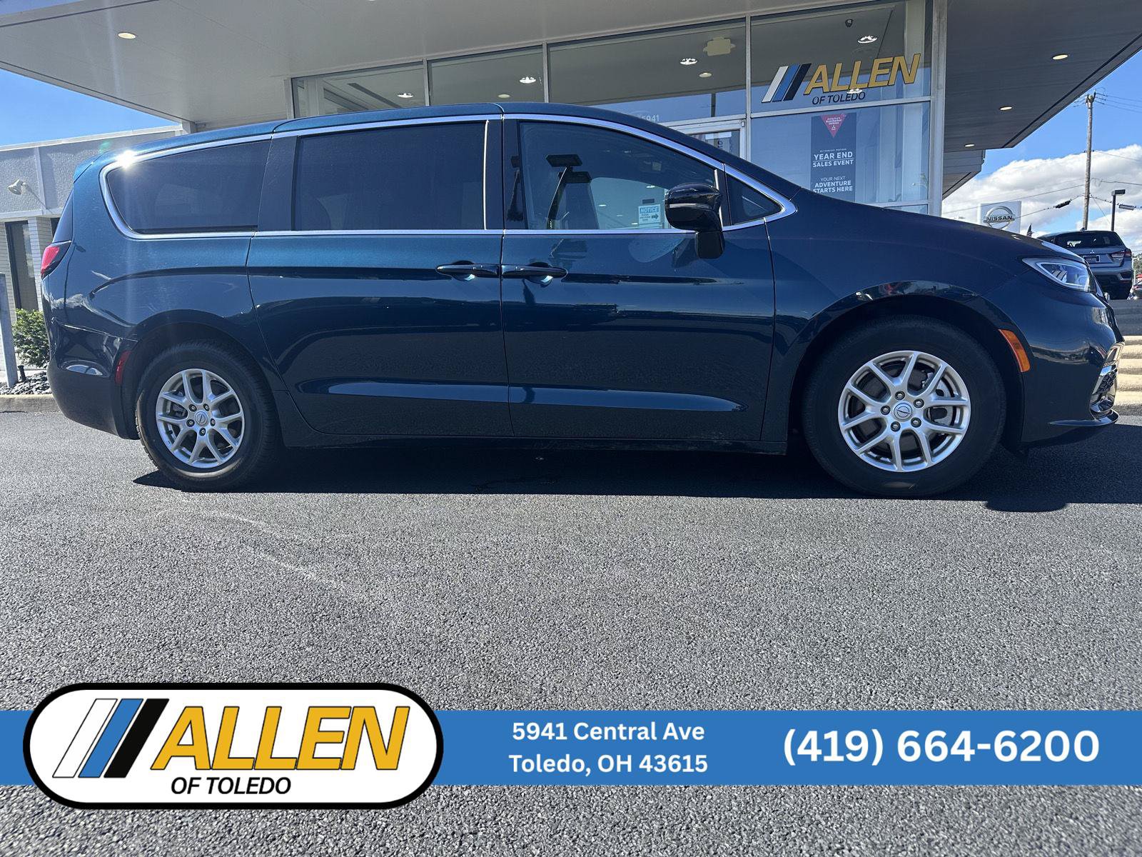 Used 2025 Chrysler Pacifica Select FWD image 1