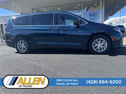 Used 2025 Chrysler Pacifica Select