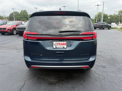 Used 2025 Chrysler Pacifica Limited FWD image 8