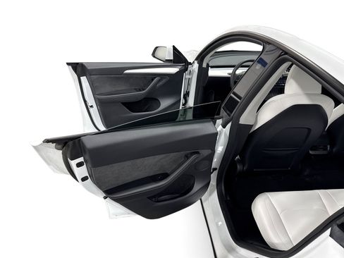 Certified 2023 Tesla Model Y Long Range AWD/4WD image 10