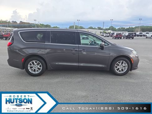 Used 2023 Chrysler Pacifica Touring-L FWD image 5