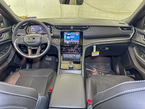 New 2025 Jeep Grand Cherokee Laredo image 24