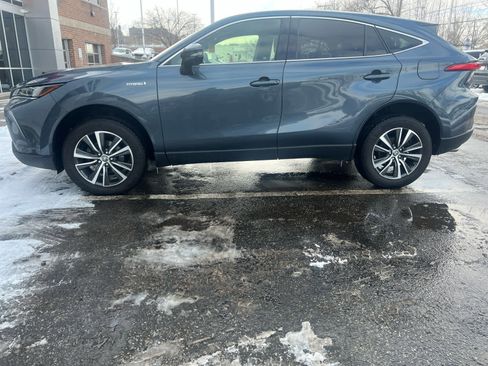 Used 2021 Toyota Venza LE w/ Carpet Mat Package (TMS) image 4