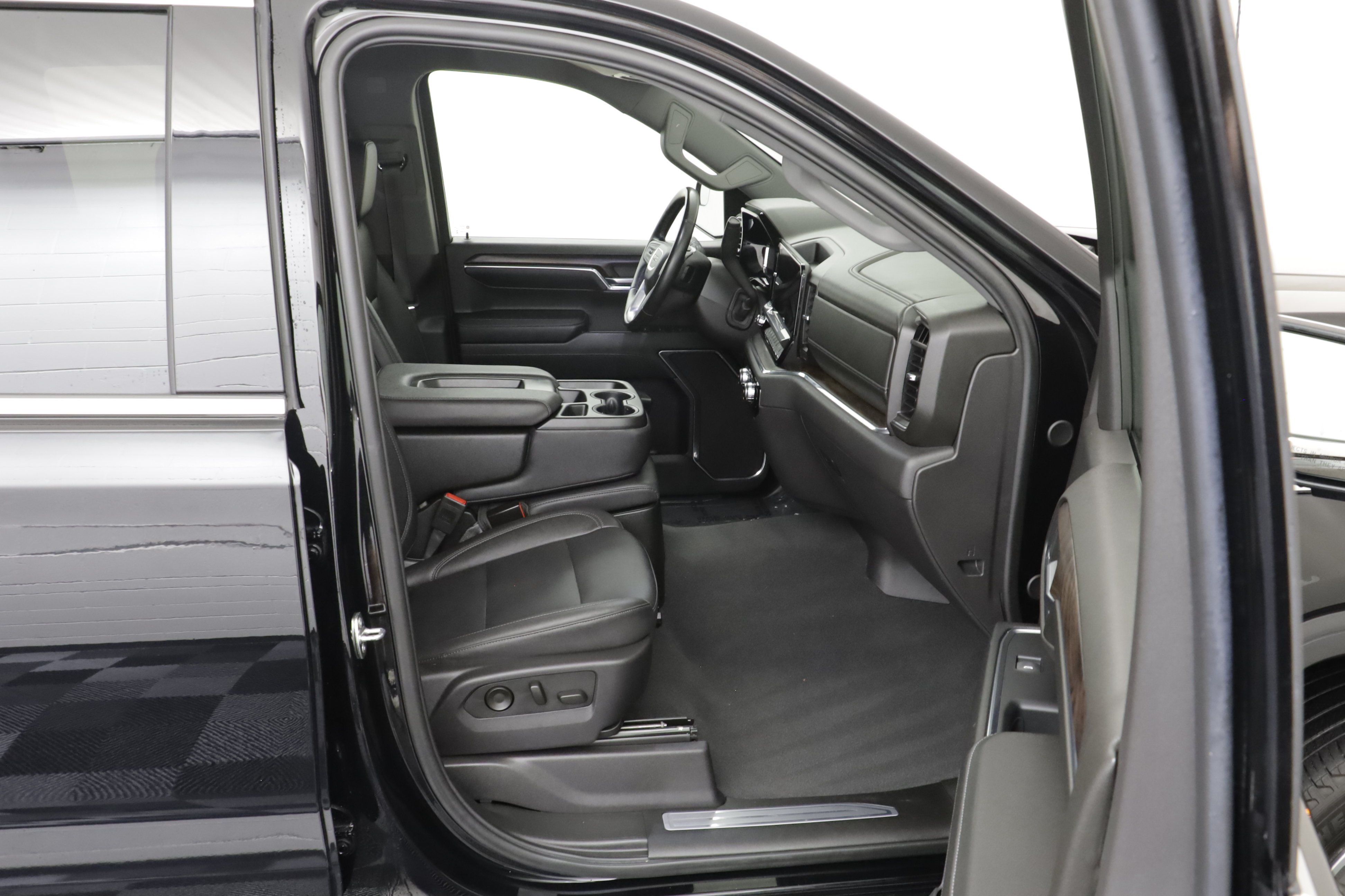 Used 2024 GMC Sierra 1500 SLT AWD/4WD image 25
