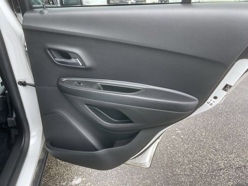 Used 2022 Chevrolet Trax LT w/ LT Convenience Package image 24