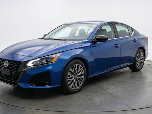 Used 2025 Nissan Altima 2.5 SV image 3