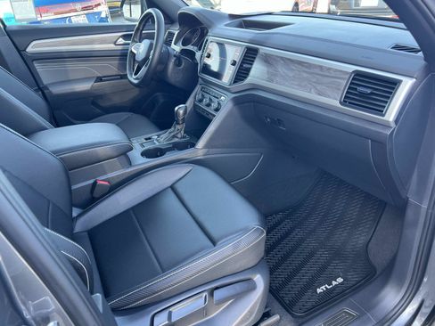 Certified 2021 Volkswagen Atlas Cross Sport SE w/ Panoramic Sunroof Package FWD image 30