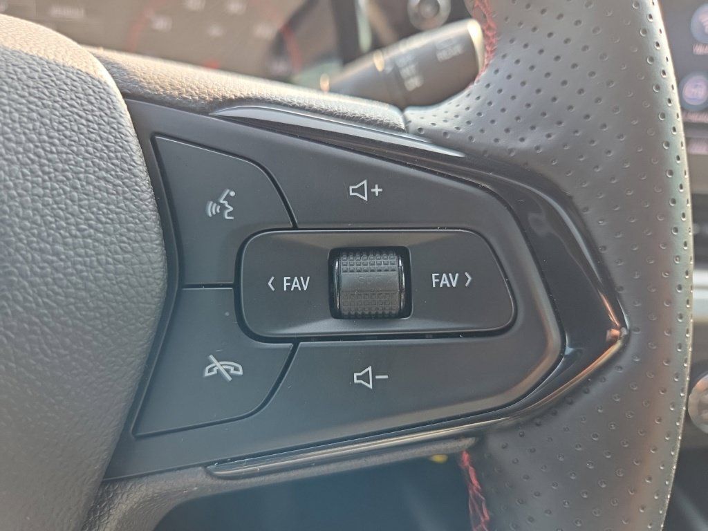 Used 2025 Chevrolet Trax RS w/ Sunroof Package FWD image 34