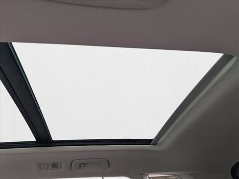 New 2025 Volkswagen Taos SE image 18