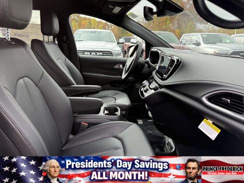 New 2026 Chrysler Pacifica Select image 16
