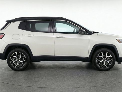 Used 2025 Jeep Compass Limited image 11