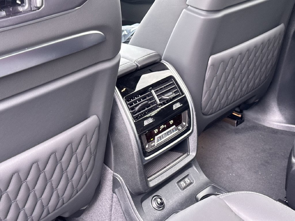 Used 2027 BMW X7 M60i AWD/4WD image 23