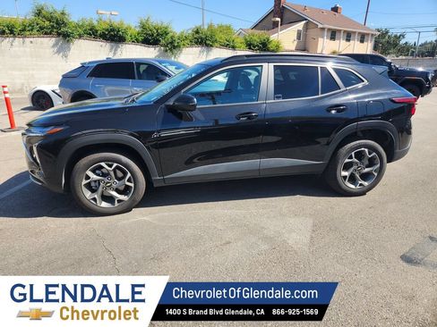 Used 2025 Chevrolet Trax LT FWD image 3
