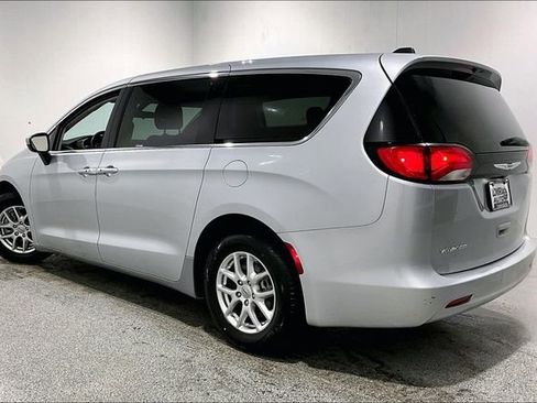 Used 2022 Chrysler Voyager LX image 4