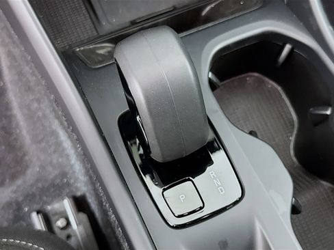 Used 2025 Volvo XC40 B5 Core image 19