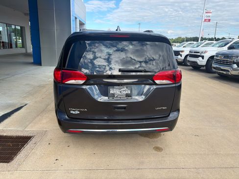 Used 2020 Chrysler Pacifica Limited FWD image 4