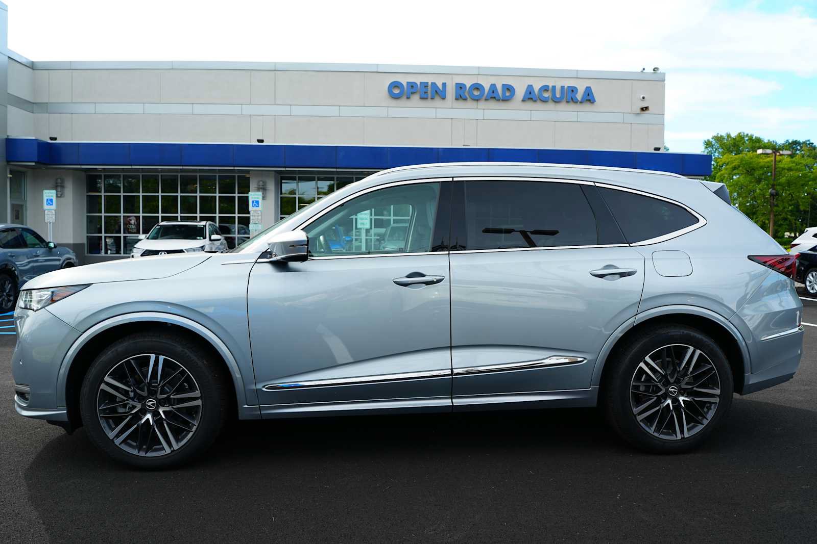 Certified 2026 Acura MDX w/ Advance Package AWD/4WD image 4