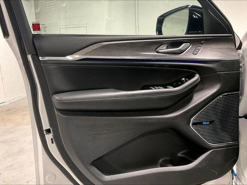 Used 2024 Jeep Grand Cherokee Overland w/ Luxury Tech Group IV image 21