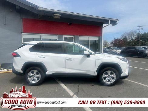 Used 2020 Toyota RAV4 XLE w/ Carpet Mat Package image 4