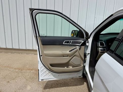 Used 2014 Ford Explorer XLT w/ Equipment Group 202A AWD/4WD image 15