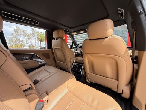 Used 2025 Land Rover Range Rover Long Wheelbase SE image 16