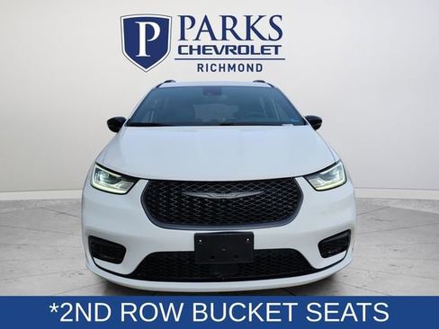 Used 2025 Chrysler Pacifica Limited image 2