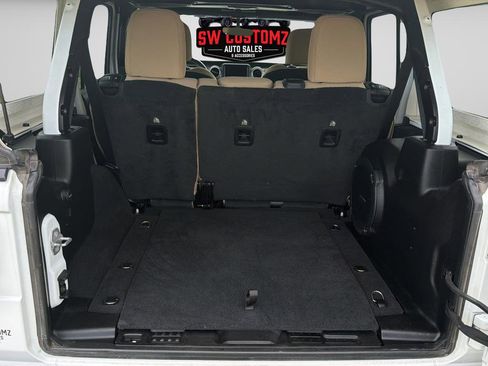 Used 2022 Jeep Wrangler Unlimited Sahara AWD/4WD image 26