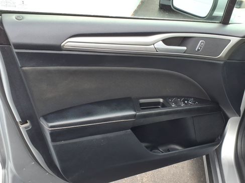Used 2020 Ford Fusion SE FWD image 11