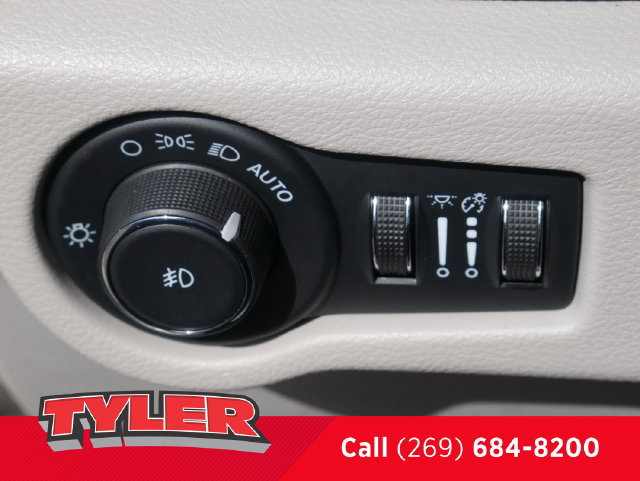 Used 2024 Chrysler Pacifica Limited FWD image 23
