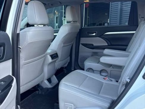 Used 2019 Toyota Highlander XLE AWD/4WD image 6