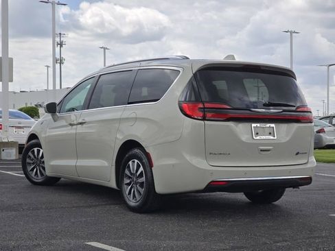 Used 2021 Chrysler Pacifica Touring-L w/ Uconnect Theater Family Group FWD image 18