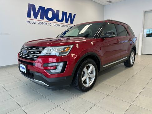 Used 2017 Ford Explorer XLT w/ Equipment Group 202A image 2