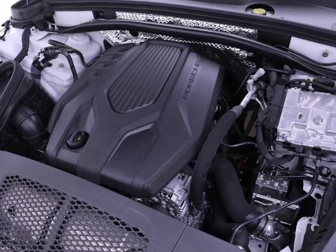 Used 2025 Porsche Macan AWD/4WD image 24