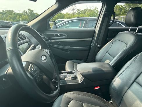 Used 2018 Ford Explorer XLT w/ Equipment Group 202A AWD/4WD image 33