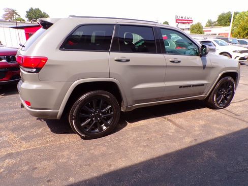 Certified 2022 Jeep Grand Cherokee Laredo X AWD/4WD image 5