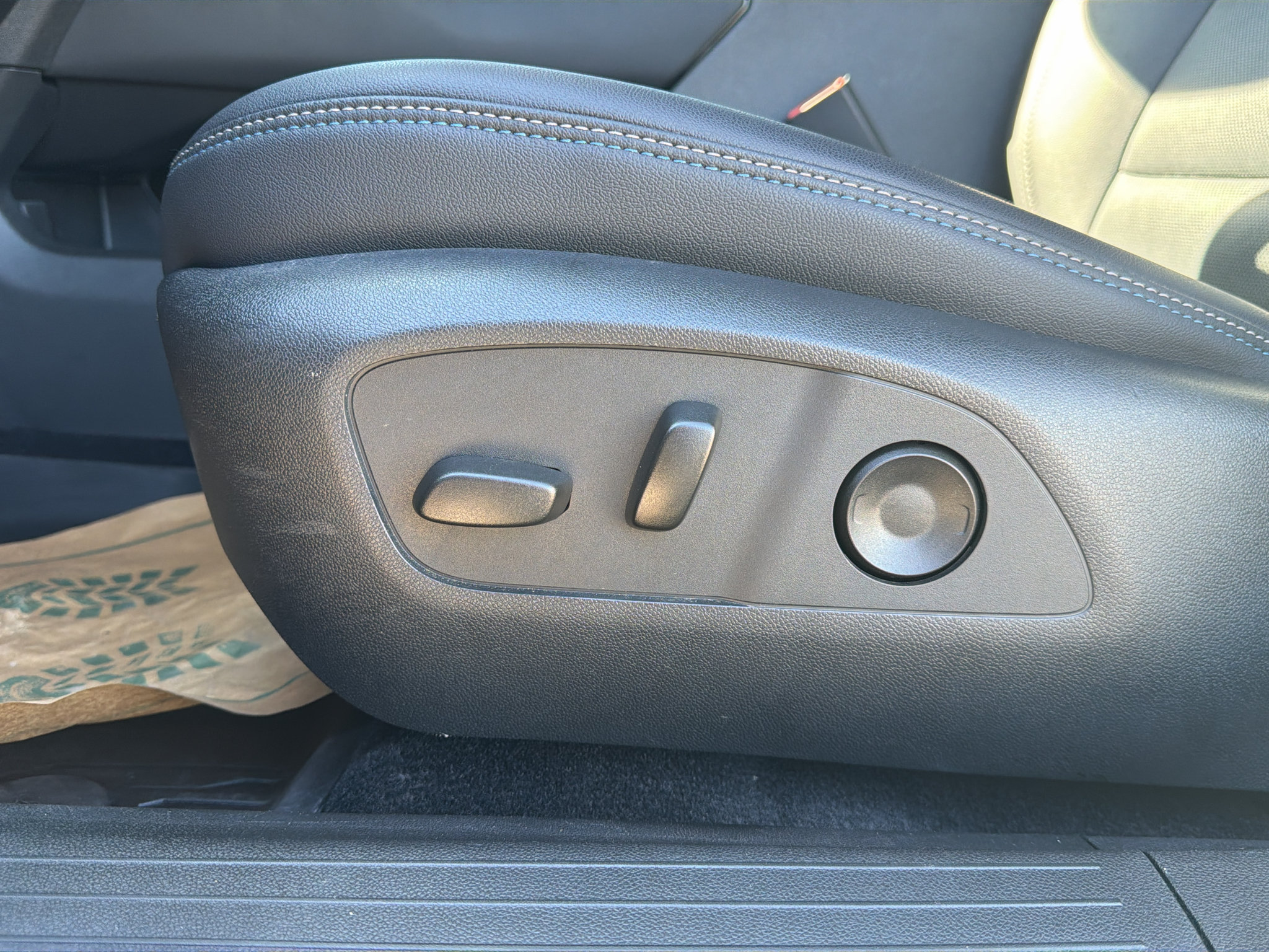 Used 2025 Chevrolet Equinox EV LT w/ LPO, Blackout Package FWD image 15