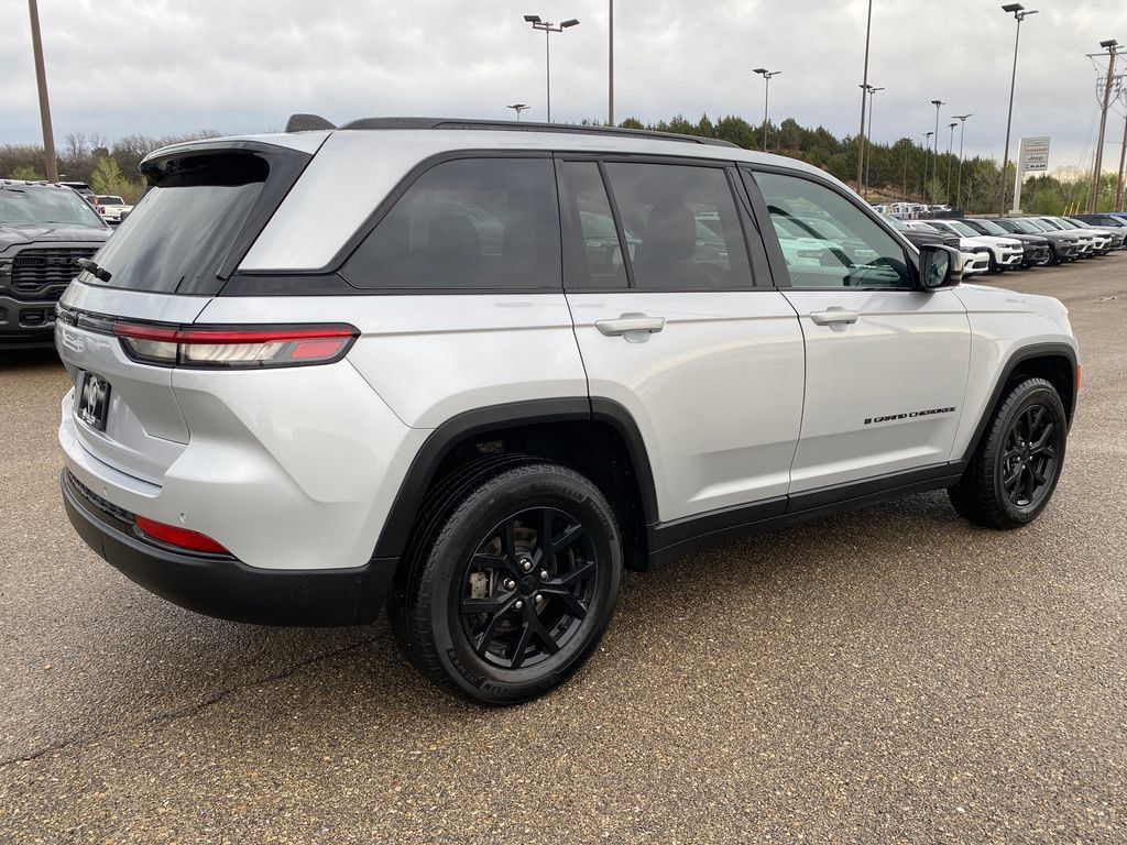 Used 2024 Jeep Grand Cherokee Altitude AWD/4WD image 6