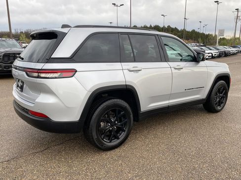 Used 2024 Jeep Grand Cherokee Altitude AWD/4WD image 6
