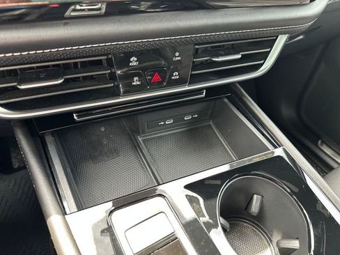 Certified 2024 Volkswagen Atlas Cross Sport SE w/ Panoramic Sunroof Package AWD/4WD image 25