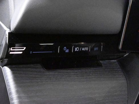 Used 2026 BMW 530i xDrive w/ M Sport Package image 27