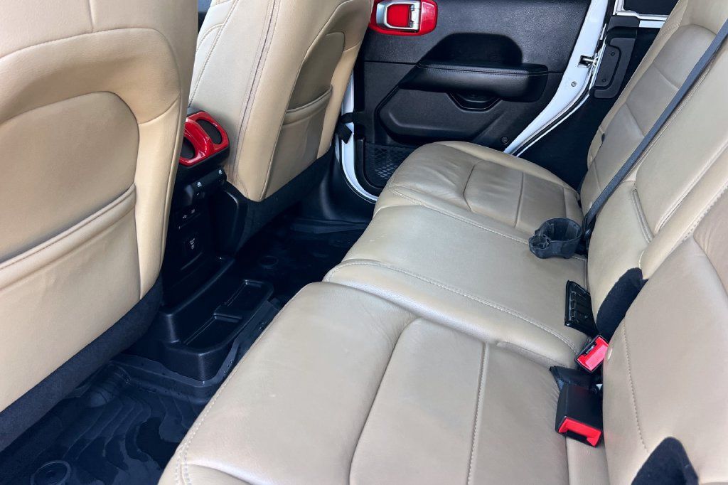 Used 2018 Jeep Wrangler Unlimited Sahara AWD/4WD image 15