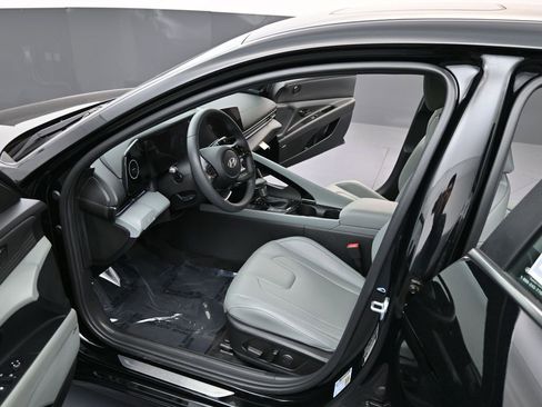 Certified 2025 Hyundai Elantra Limited image 12