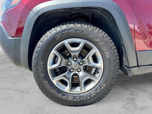 Used 2019 Jeep Cherokee Trailhawk w/ Comfort/Convenience Group AWD/4WD image 13