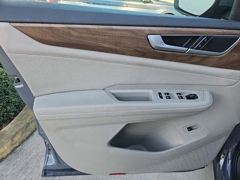 Certified 2025 Volkswagen Atlas SE image 19